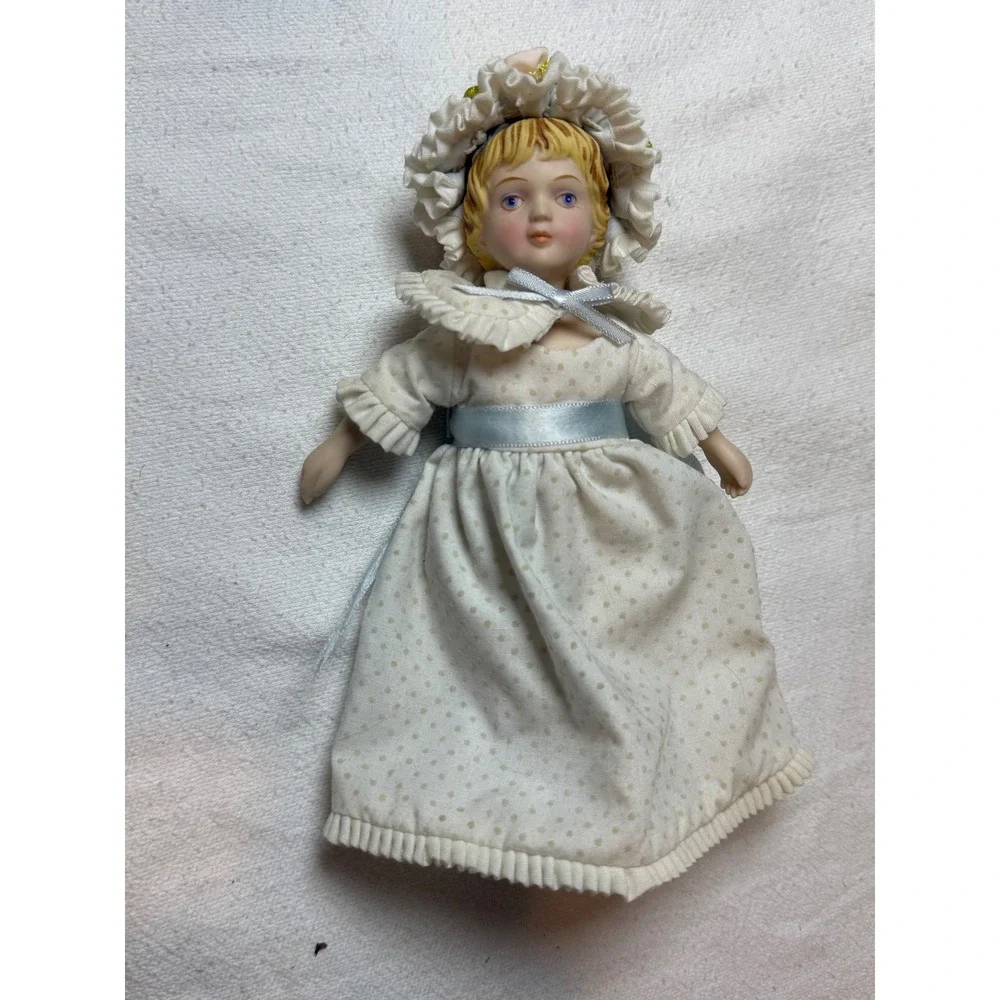 Avon 1983 Porcelain Doll Blonde Blue Eyes Victorian Dress Bonnet Collectible‎